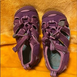 Girls Keen sandals size 9. Barely worn. Color purple